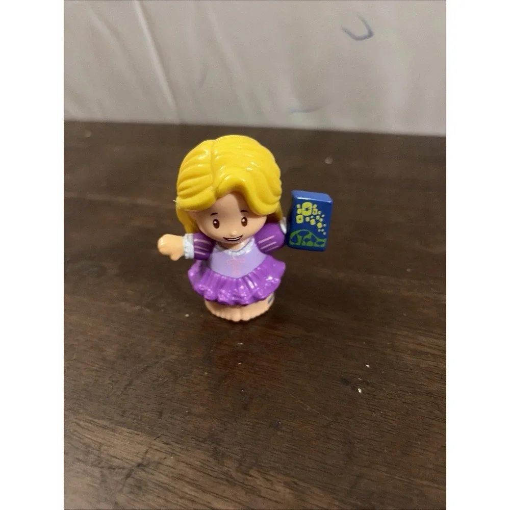 Fisher Price 2016 Little People Disney Princess Figure Rapunzel Holding Painting